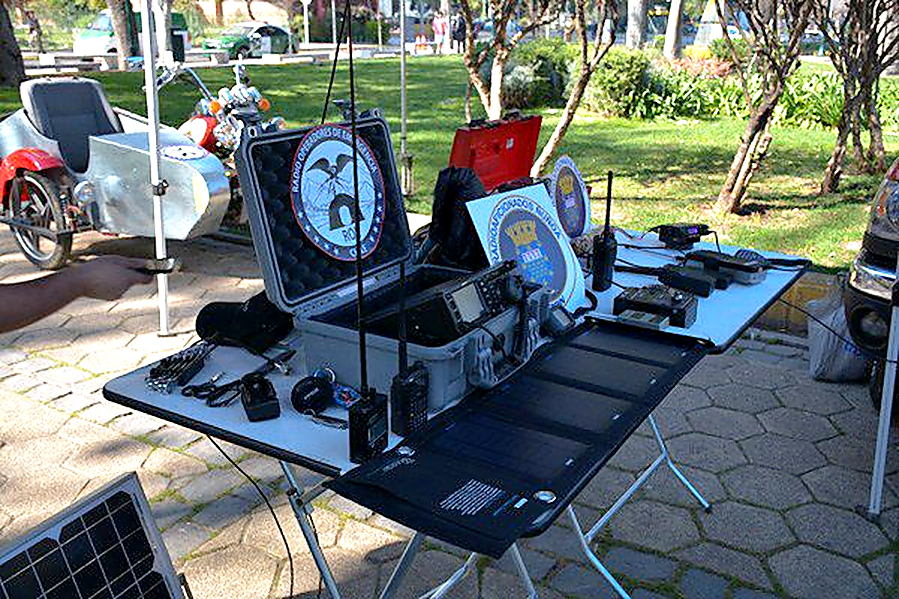 Mesa con equipos de radio en actividad al aire libre