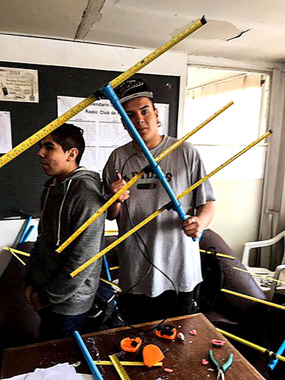 Radioaficionados trabajando en taller técnico de antenas
