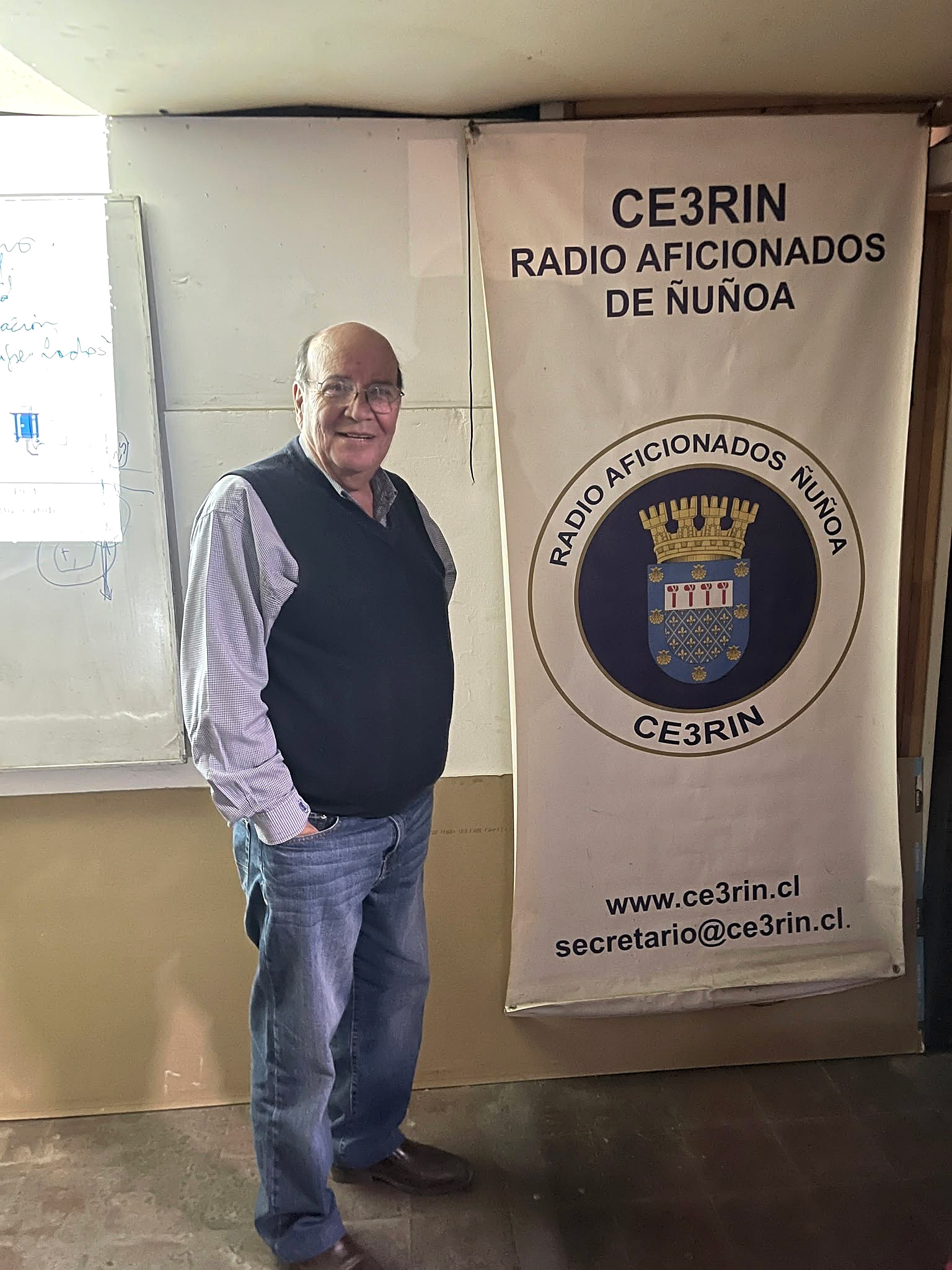 Alejandro Jara Ramírez junto al pendón de CE3RIN Radioaficionados de Ñuñoa