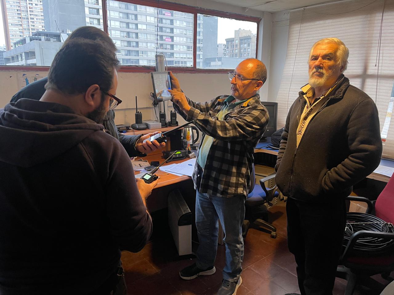 Demostración de uso de radios e instrumentos durante el taller NanoVNA